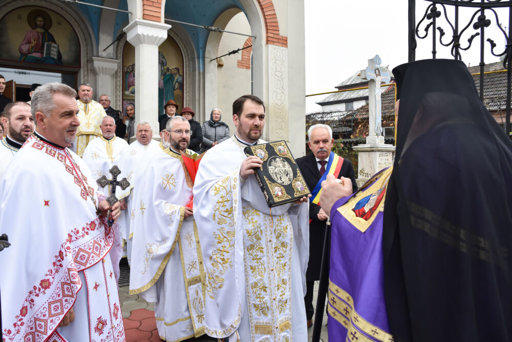 Hramul Parohiei „Intrarea în biserică a Maicii Domnului” din Gherla, prăznuit în prezența Mitropolitului Clujului