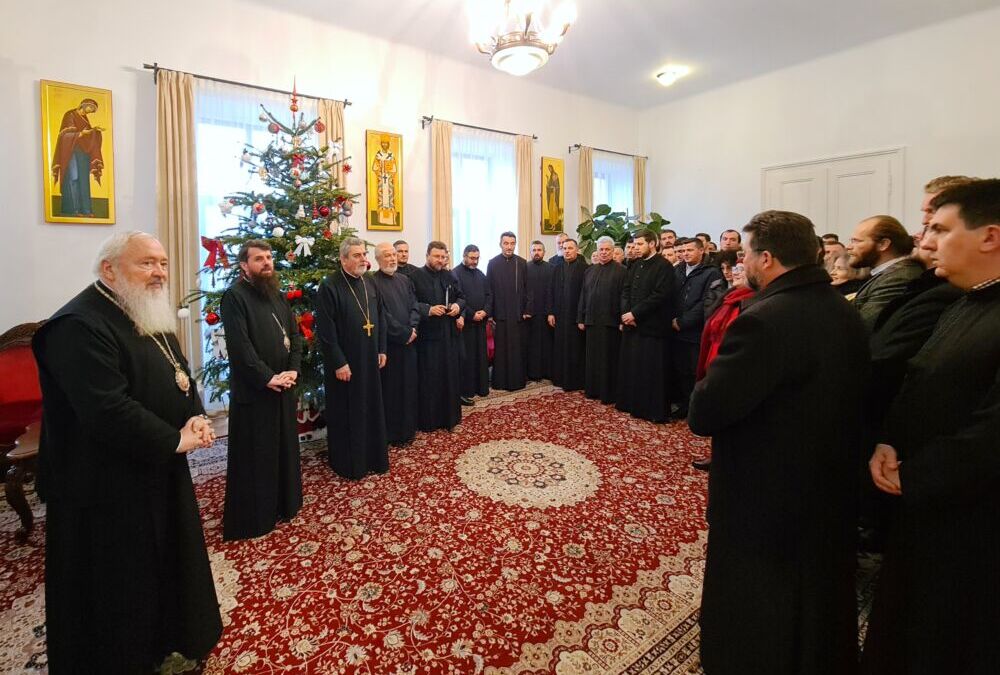 Clericii clujeni, profesorii de religie și angajații Arhiepiscopiei Clujului și-au colindat ierarhii
