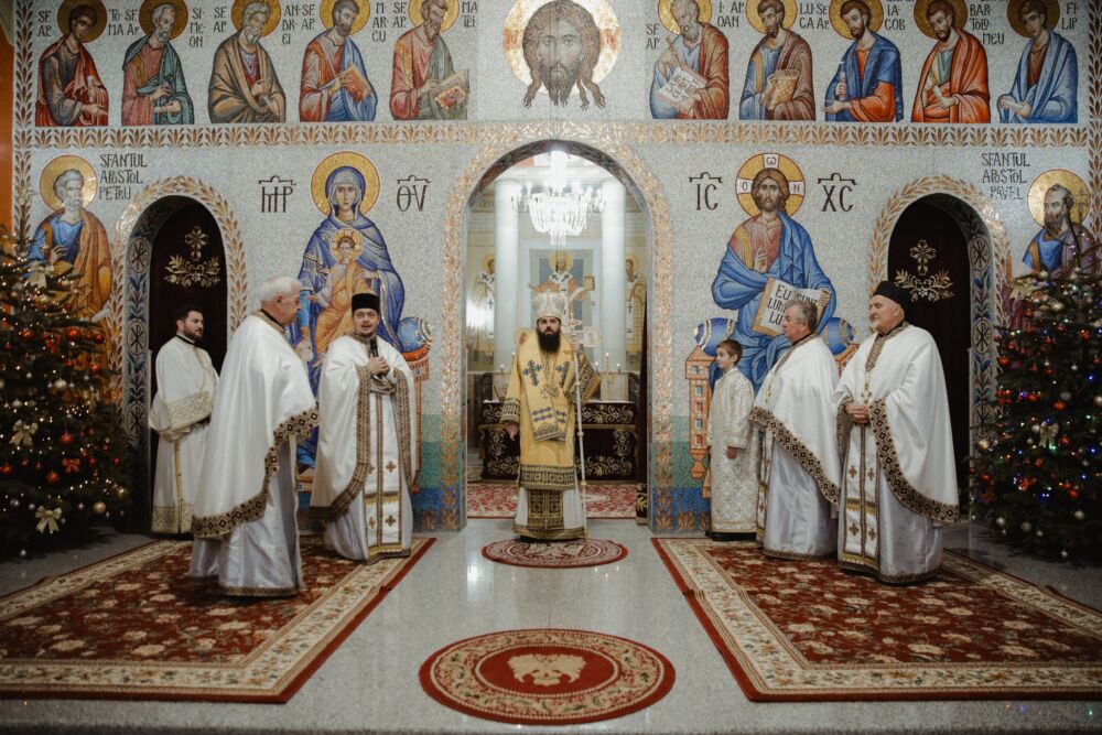 Slujire arhierească la Praznicul Nașterii Domnului în Parohia „Sf. Ap. Petru și Pavel” din Mănăștur