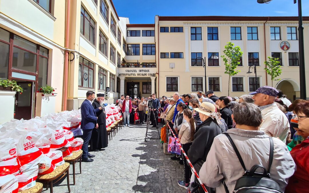 Peste 700 de pachete de Paști, oferite persoanelor nevoiașe aflate în evidența Sectorului social-filantropic al Arhiepiscopiei Clujului