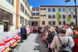 Peste 700 de pachete de Paști, oferite persoanelor nevoiașe aflate în evidența Sectorului social-filantropic al Arhiepiscopiei Clujului