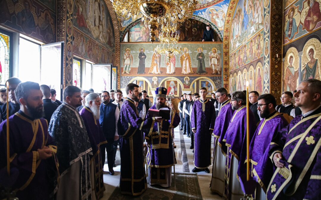 Episcopul-vicar Benedict a oficiat Liturghia Darurilor la Capela Colegiului Ortodox din Cluj-Napoca