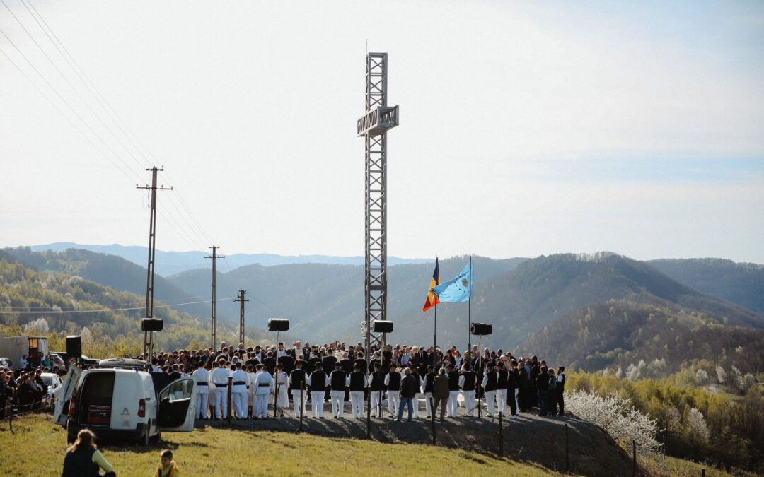 Sfințirea Crucii de la Bucea, înaltă de 13 metri, ridicată pe cea mai înaltă culme a satului