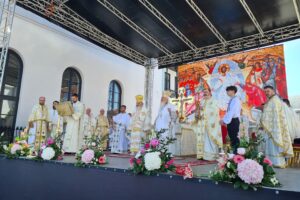 Liturghie arhierească și binecuvântarea lucrărilor efectuate la Biserica „Învierea Domnului” din Câmpia Turzii