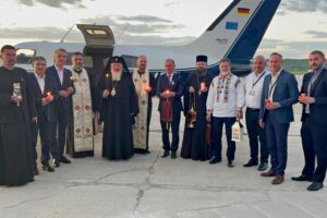 Sfânta Lumină de la Ierusalim a ajuns la Cluj-Napoca | Mitropolitul Andrei a oferit-o delegațiilor din Eparhie