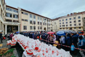 700 de pachete cu alimente pentru Sfintele Paști 2025, oferite persoanelor nevoiașe aflate în evidența Sectorului misionar-social al Arhiepiscopiei Clujului